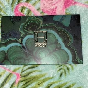 Hipdot eyeshadow pallet. Never used. It stayed  on my beauty table.